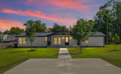 Photo of 406 S Northwest Street, Fisher, IL 61843 (MLS # 12470978)