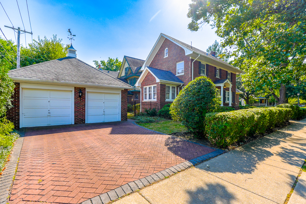 518 W Cossitt Avenue