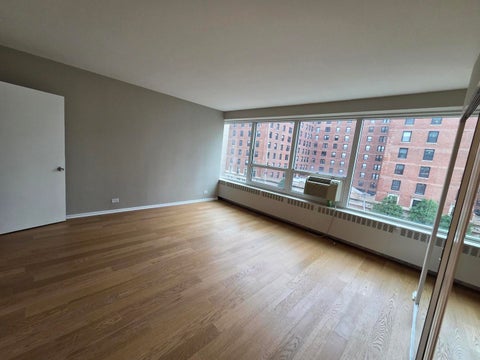 Tiny photo for 3180 N Lake Shore Drive #5H, Chicago, IL 60657 (MLS # 12753912)
