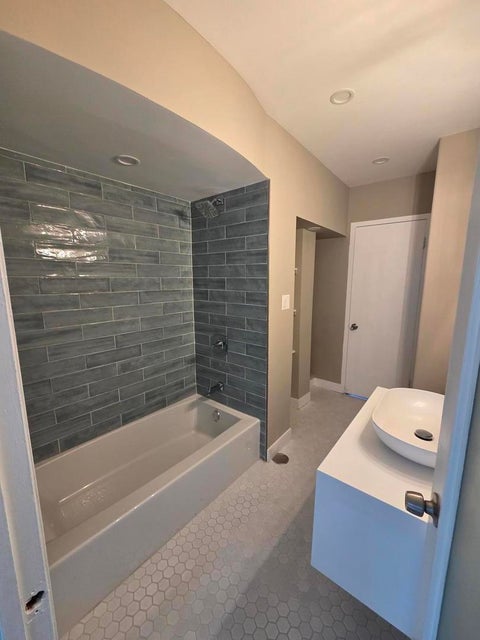 Tiny photo for 3180 N Lake Shore Drive #5H, Chicago, IL 60657 (MLS # 12753912)