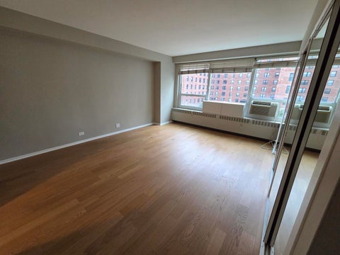 Tiny photo for 3180 N Lake Shore Drive #5H, Chicago, IL 60657 (MLS # 12753912)