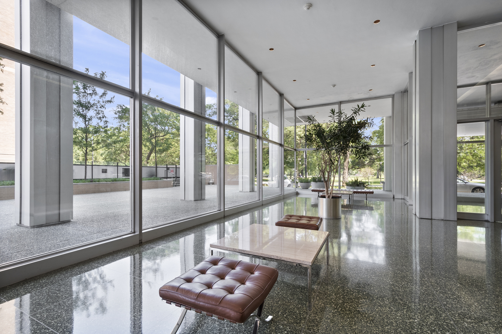 2400 N Lakeview Avenue 2501