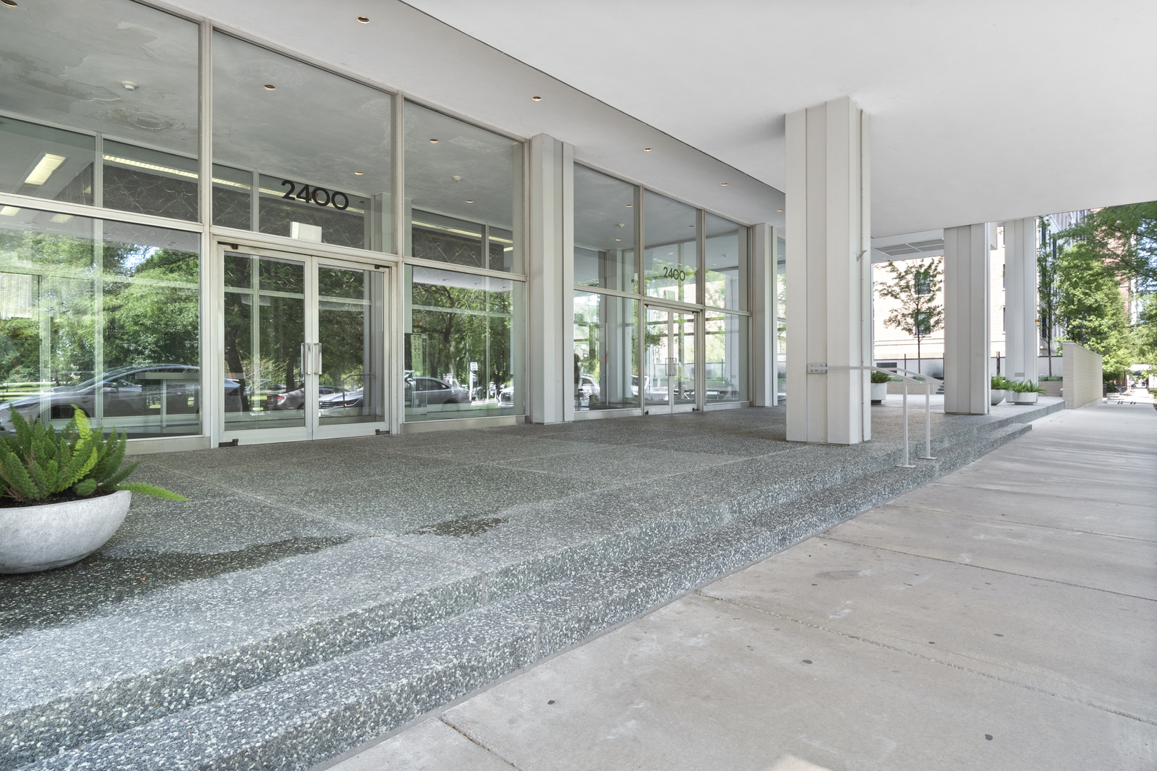 2400 N Lakeview Avenue 2501