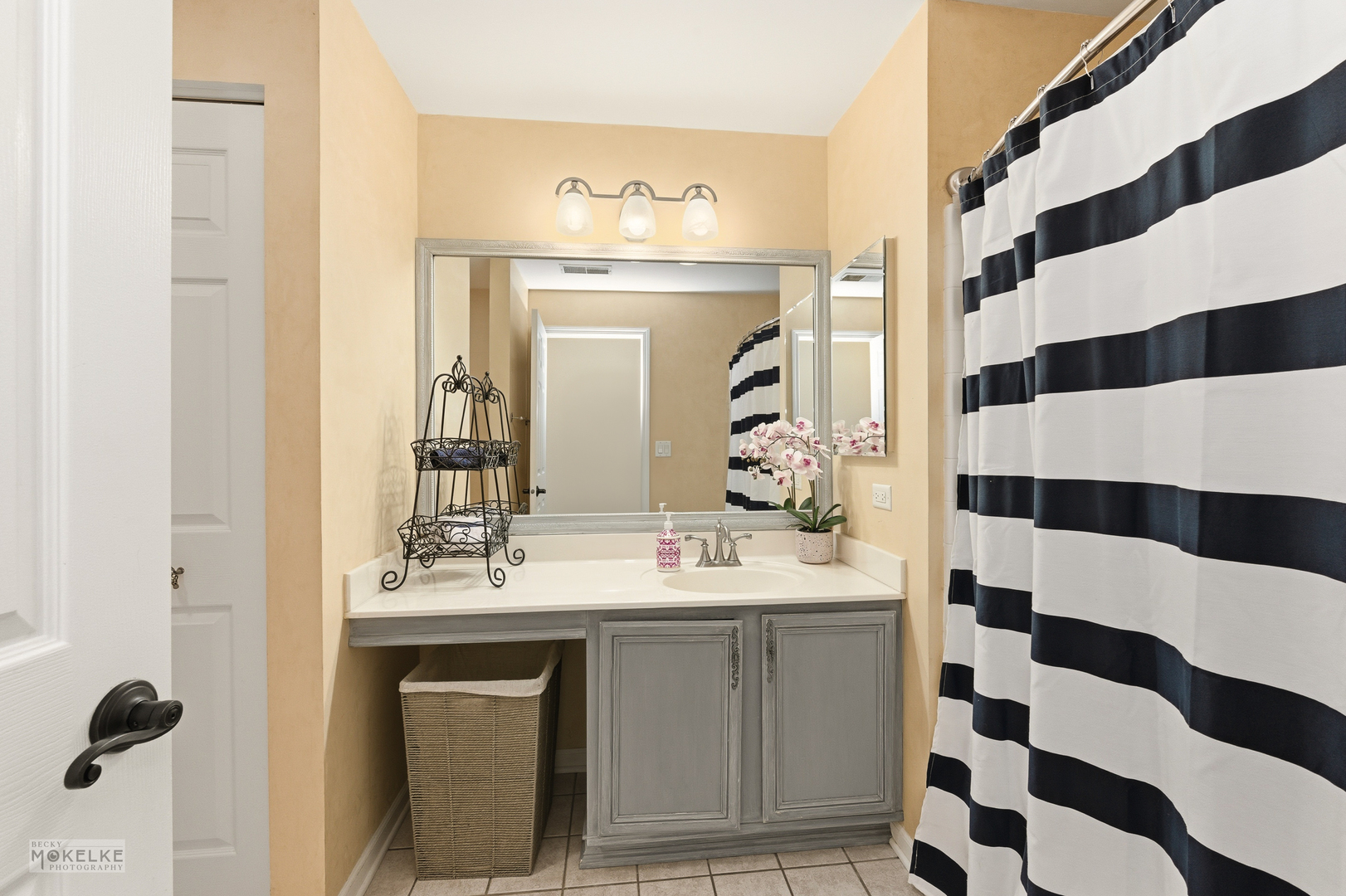 Warrenville, Illinois 60555, United States, 2 Bedrooms Bedrooms, ,2 BathroomsBathrooms,Residential,Contingent,251871