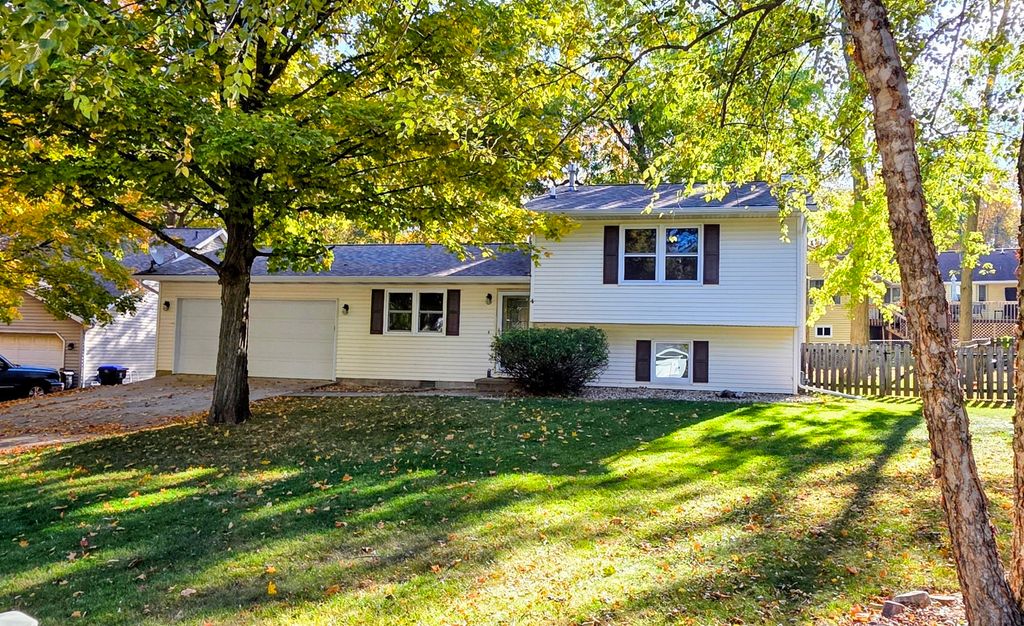 Photo for 4 Palm Court, Bloomington, IL 61701 (MLS # 12494031)