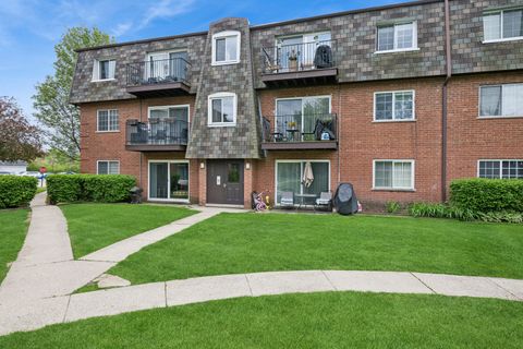 Photo of 9352 Bay Colony Drive #1E, Des Plaines, IL 60016 (MLS # 12630530)