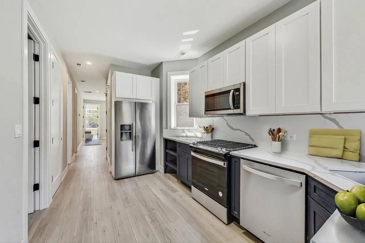 2818 W Fletcher Street 1