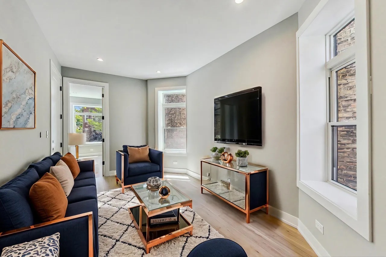 2818 W Fletcher Street 1