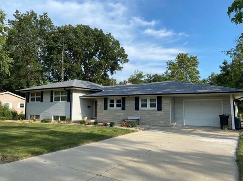 Tiny photo for 9 Orchard Drive, Charleston, IL 61920 (MLS # 12601784)
