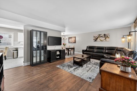 Tiny photo for 37 Monterey Drive, Vernon Hills, IL 60061 (MLS # 12594277)