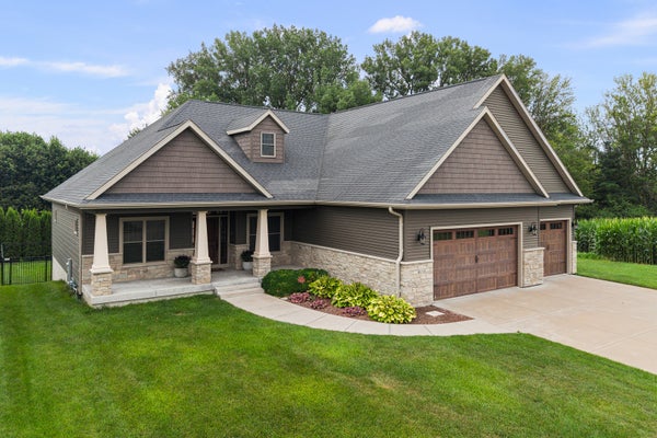 813 S 10TH ST, ELDRIDGE, IA 52748 - Image abb0a4b9dddc178d1dfd0e7f131362cd/2734699562