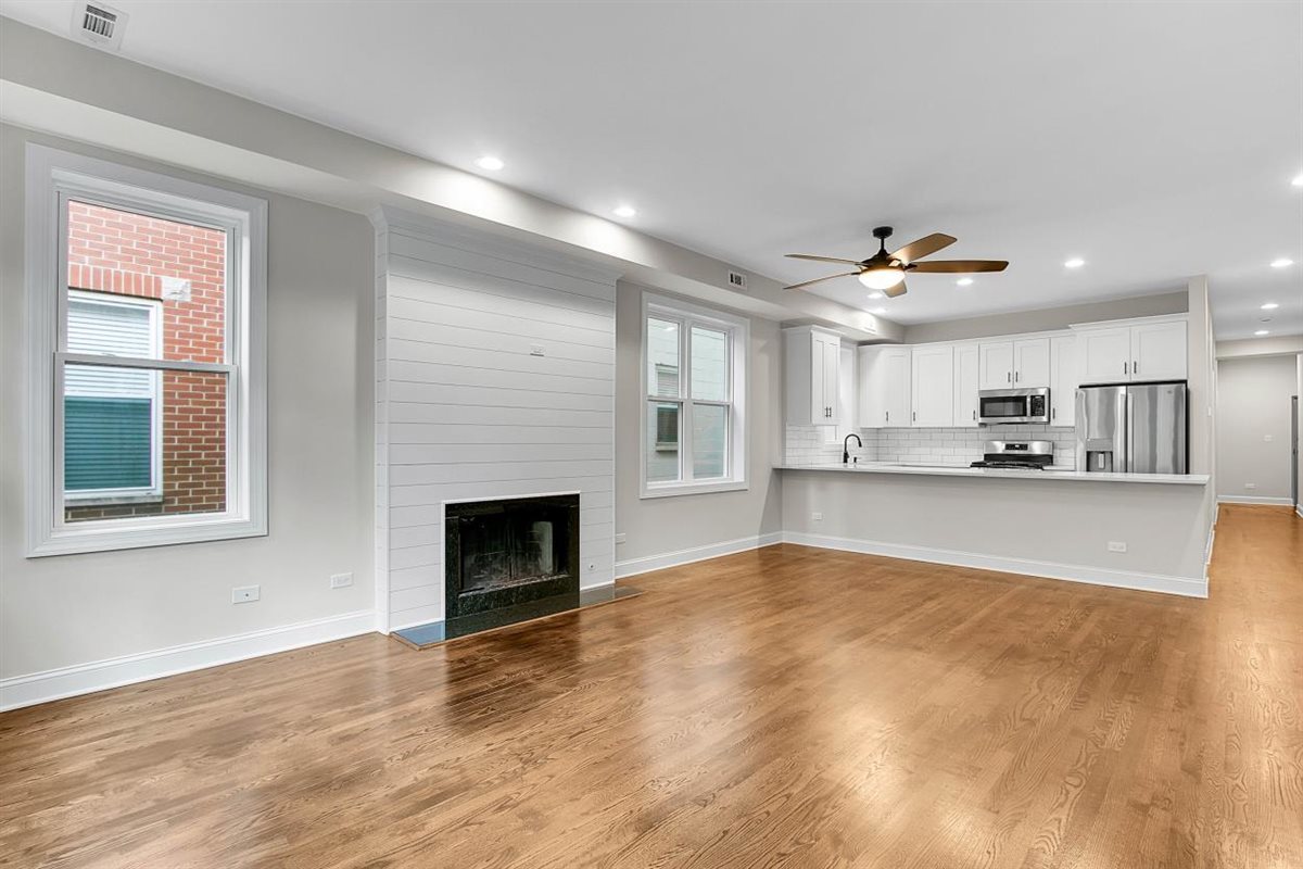 1322 W Belmont Avenue 2W