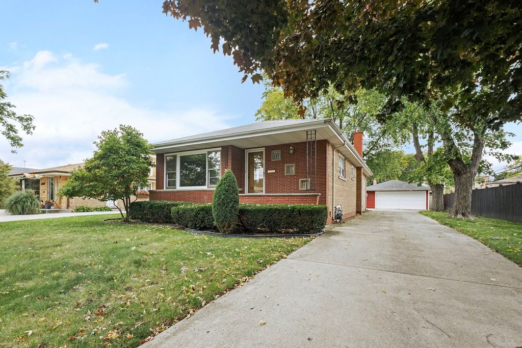 Photo for 10624 Lawler Avenue, Oak Lawn, IL 60453 (MLS # 12503888)
