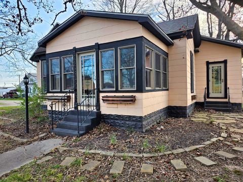 Tiny photo for 102 W 3rd Street, Flora, IL 62839 (MLS # 12604728)