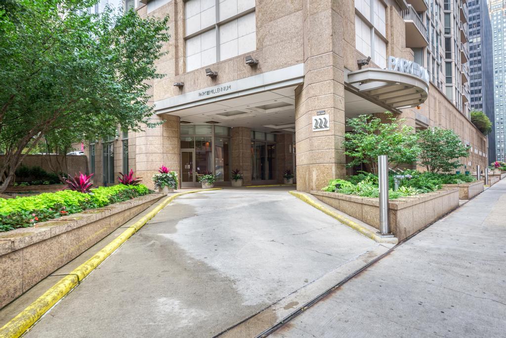 222 N Columbus Drive 606