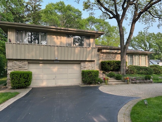 73 W Canterbury Lane