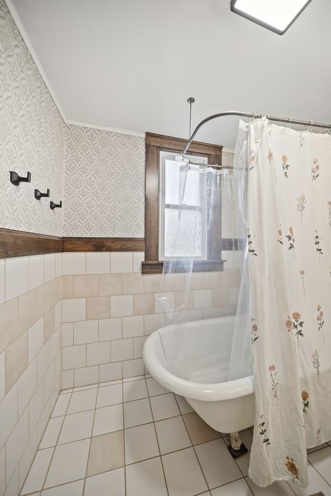 Tiny photo for 2409 Farnam Street, Davenport, IA 52803 (MLS # 12607623)