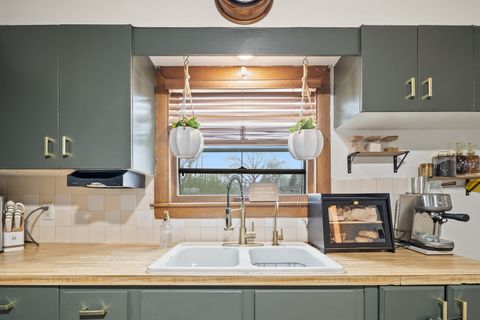 Tiny photo for 2409 Farnam Street, Davenport, IA 52803 (MLS # 12607623)