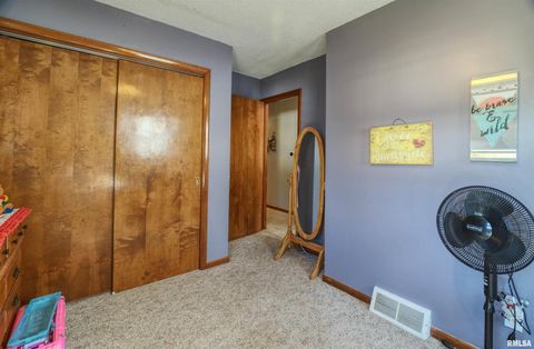Tiny photo for 872 5th Avenue N, Clinton, IA 52732 (MLS # QC4268720)