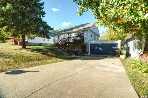 Tiny photo for 872 5th Avenue N, Clinton, IA 52732 (MLS # QC4268720)