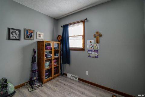 Tiny photo for 872 5th Avenue N, Clinton, IA 52732 (MLS # QC4268720)