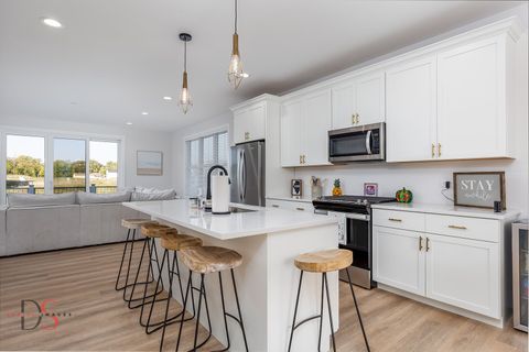 Tiny photo for 40 Waterside Way, Ottawa, IL 61350 (MLS # 12483497)