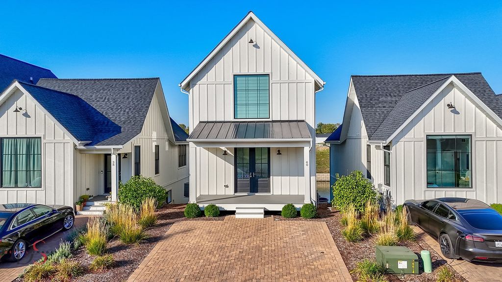 Photo for 40 Waterside Way, Ottawa, IL 61350 (MLS # 12483497)