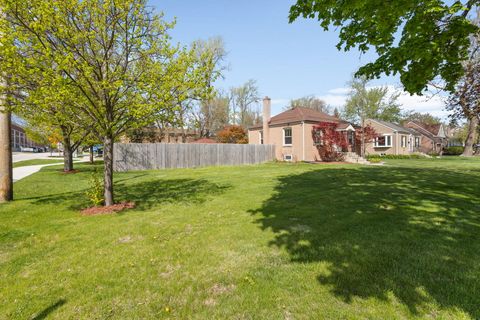 Tiny photo for 132 Hiawatha Drive, Clarendon Hills, IL 60514 (MLS # 12616526)