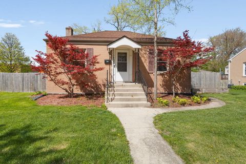 Photo of 132 Hiawatha Drive, Clarendon Hills, IL 60514 (MLS # 12616526)
