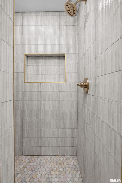 Tiny photo for 204 GREENWOOD Avenue, Bettendorf, IA 52722 (MLS # QC4269813)