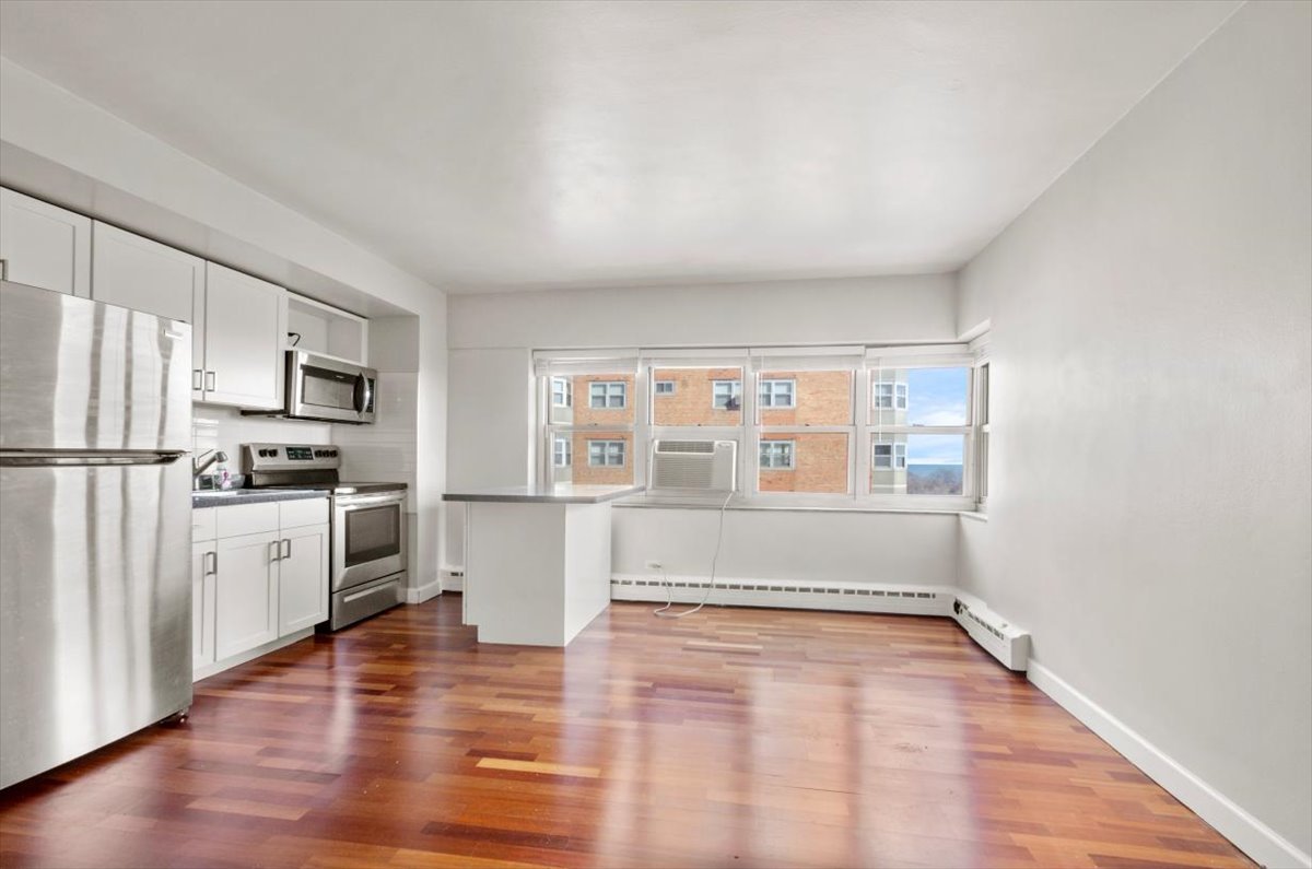 4950 N Marine Drive 902