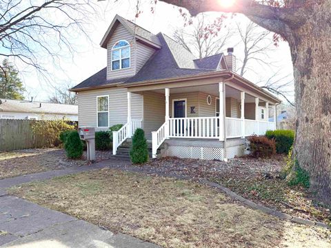 Photo of 821 E 6TH Street, Centralia, IL 62801 (MLS # 100000036)