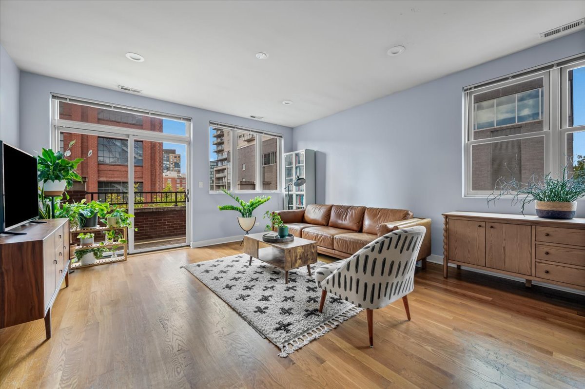 693 N Peoria Street 4N