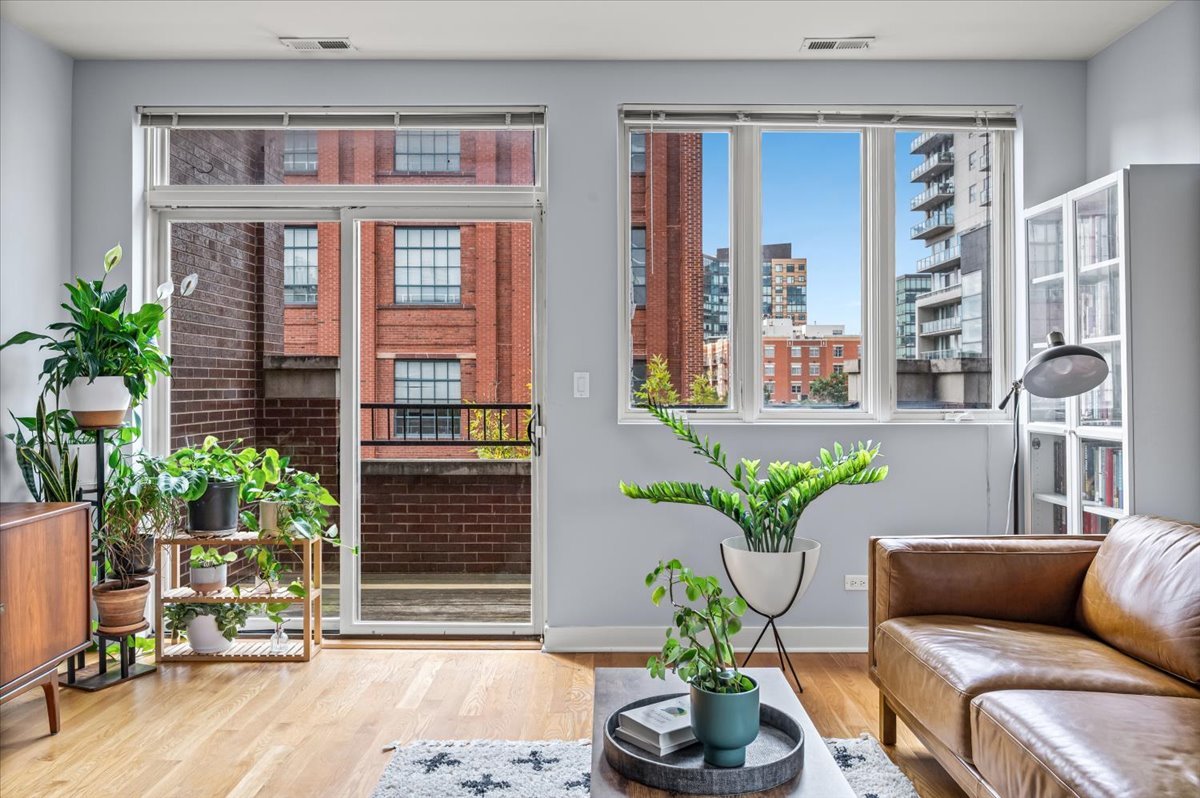 693 N Peoria Street 4N