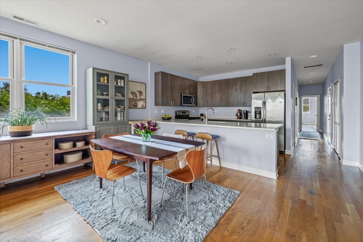 693 N Peoria Street 4N