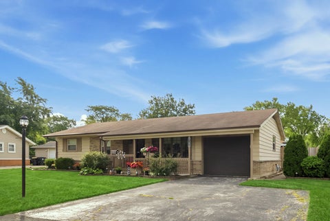 Tiny photo for 1231 Springdale Lane, Elk Grove Village, IL 60007 (MLS # 12759146)