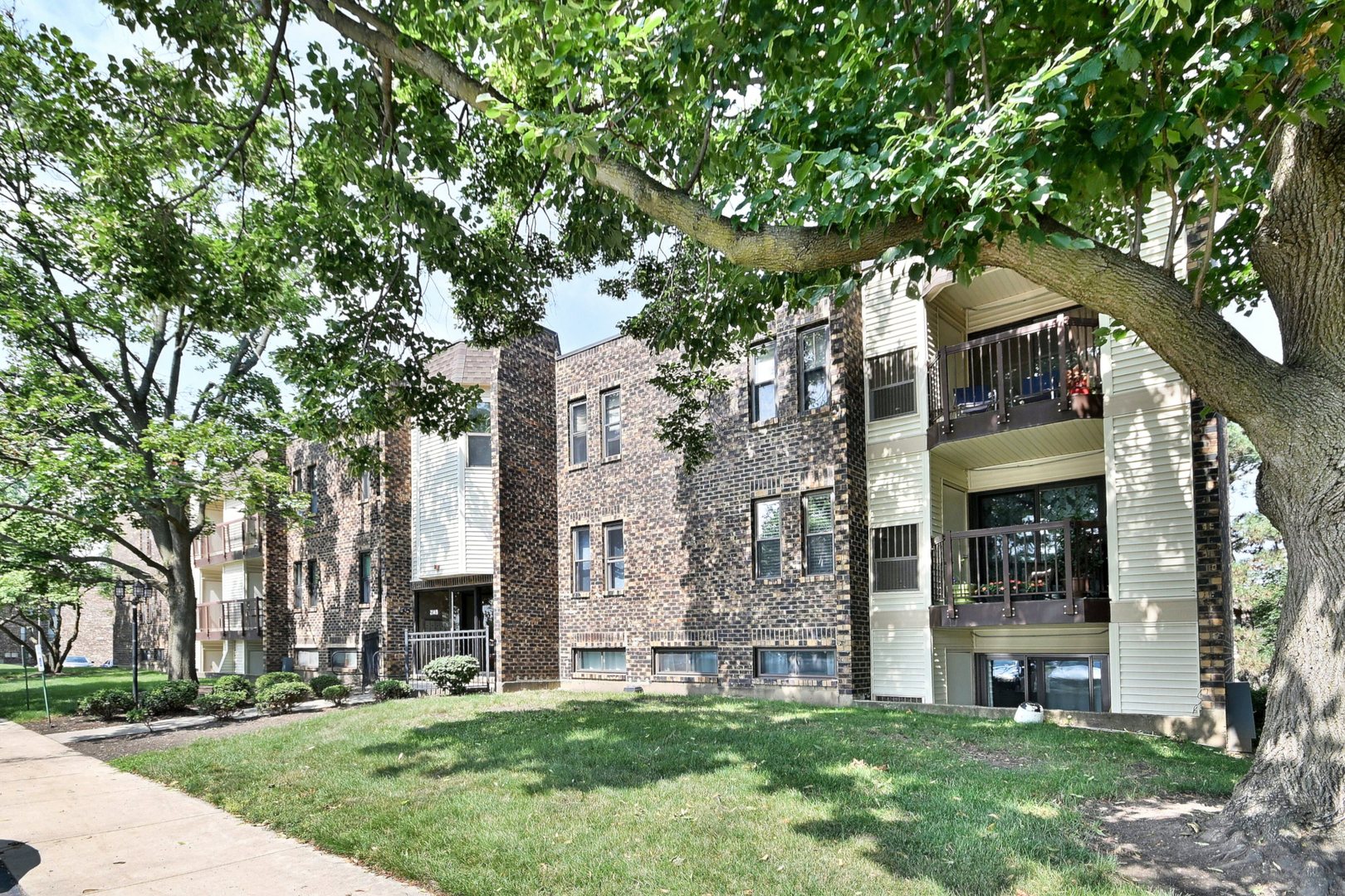 2149 Country Club Drive 13