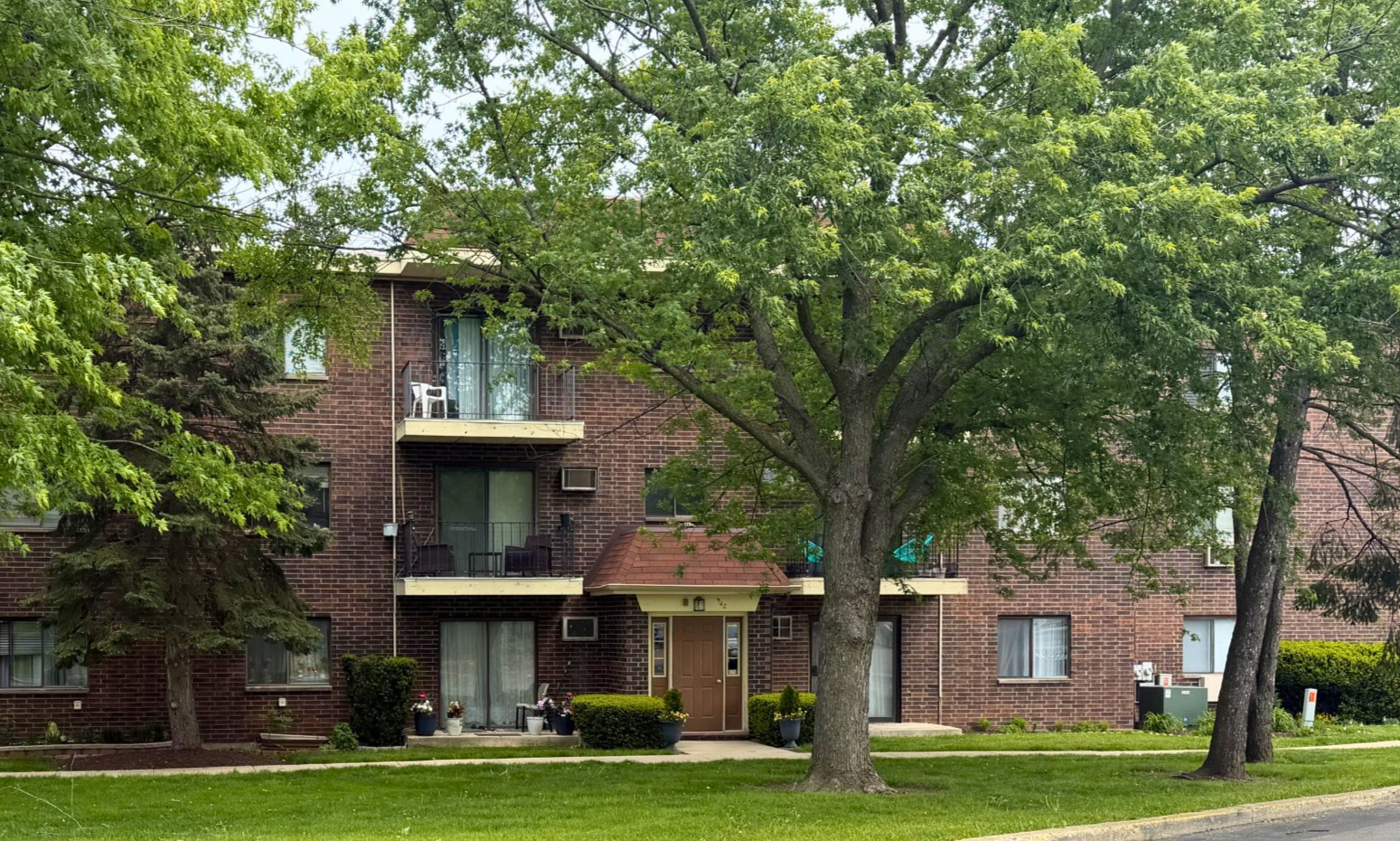942 N Rohlwing Road GF