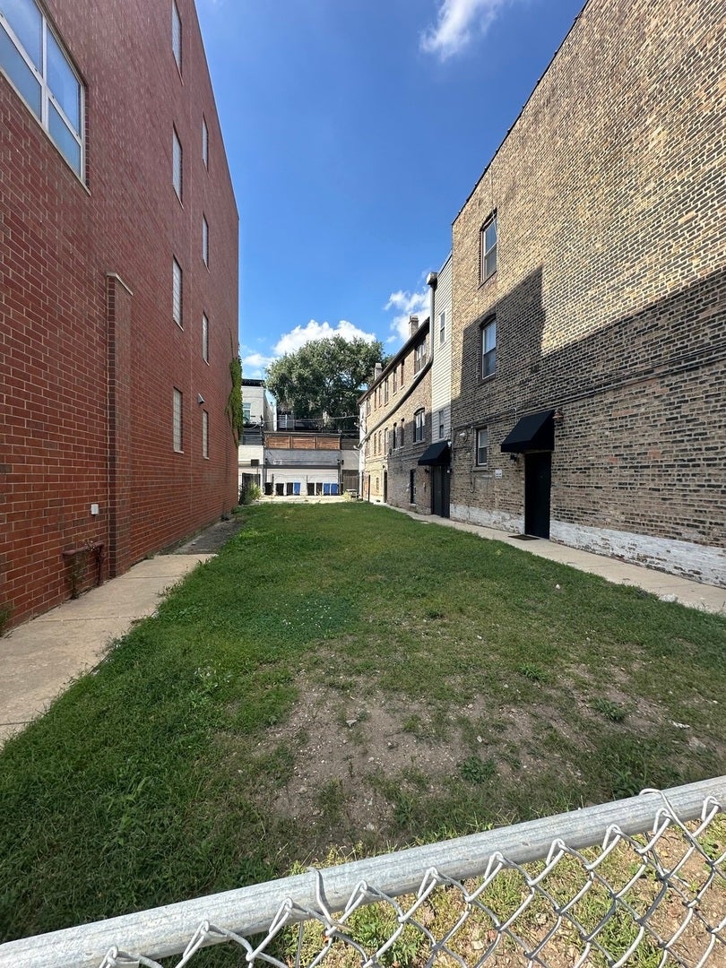 910 N ASHLAND Avenue