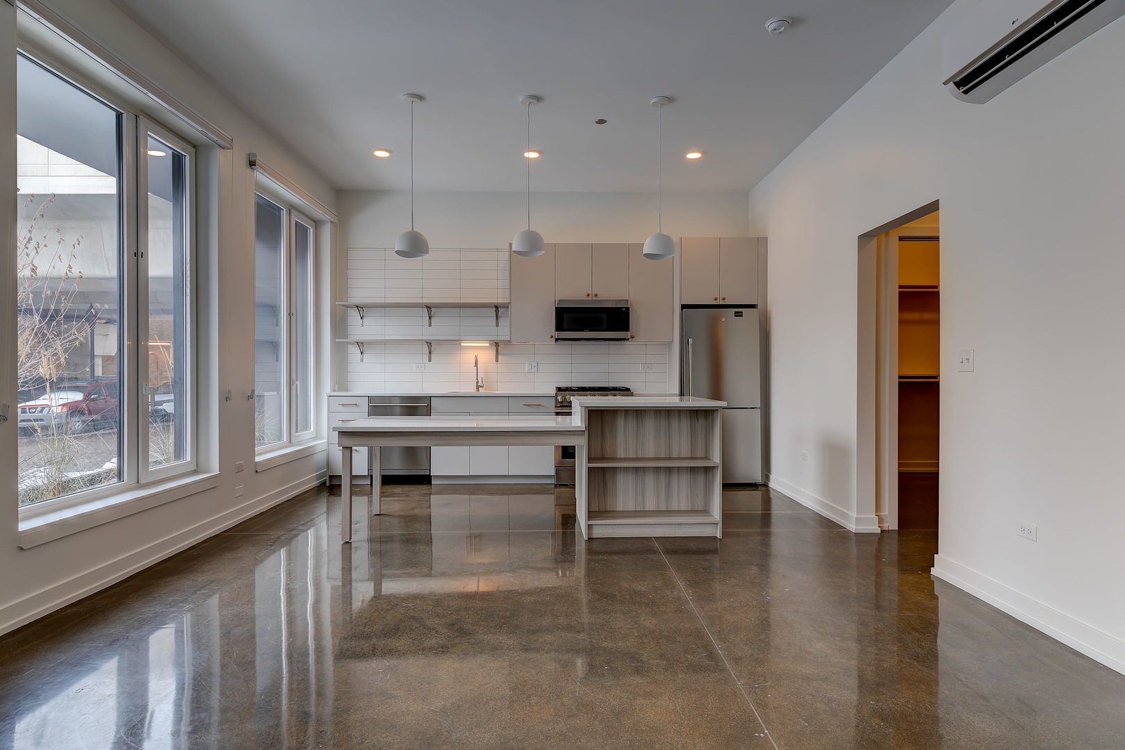 1131 W Winona Street 104