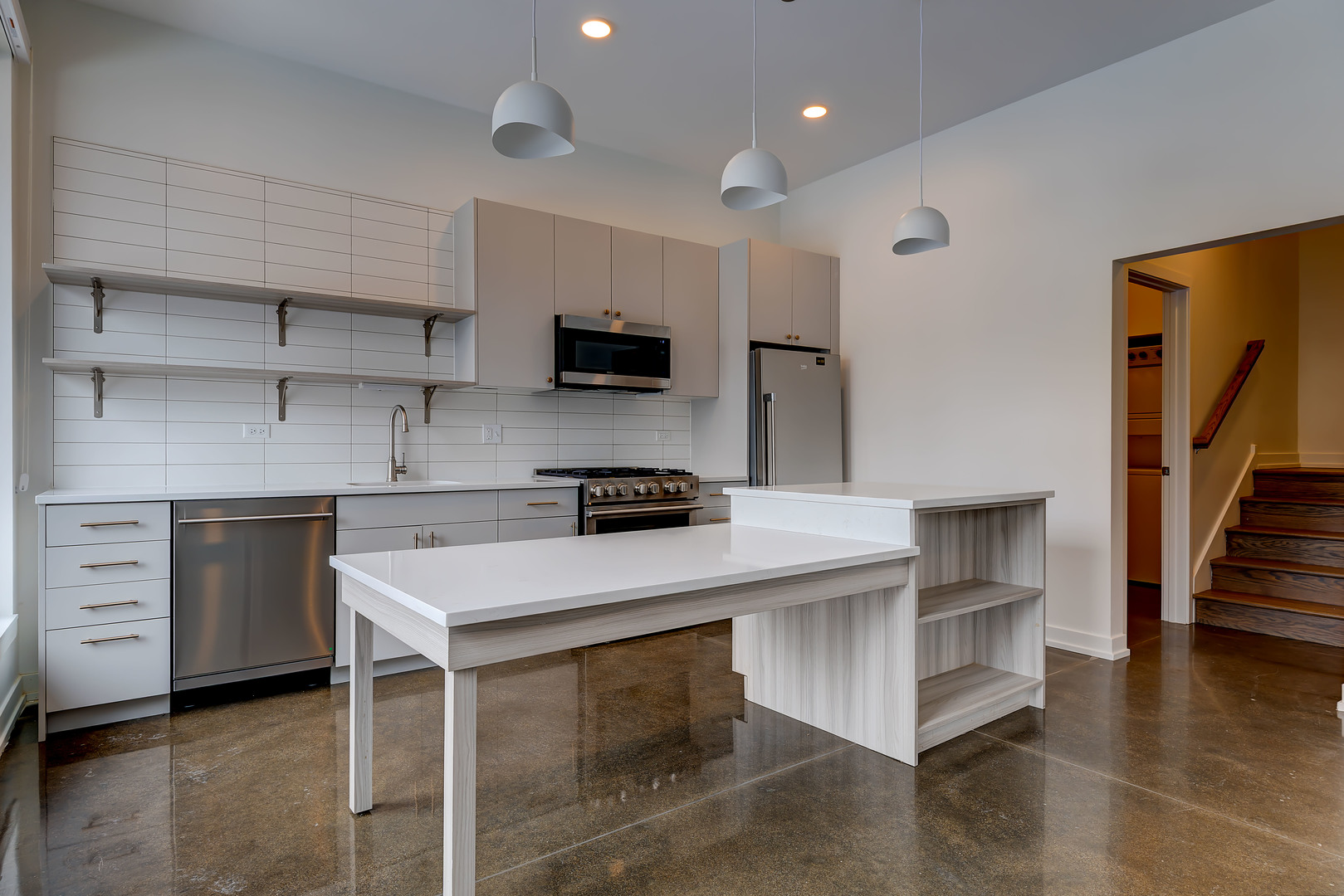 1131 W Winona Street 104