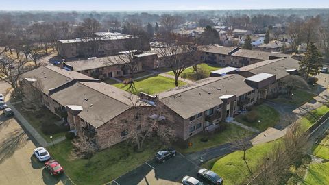 Photo of 2620 N Windsor Drive #204, Arlington Heights, IL 60004 (MLS # 12578776)