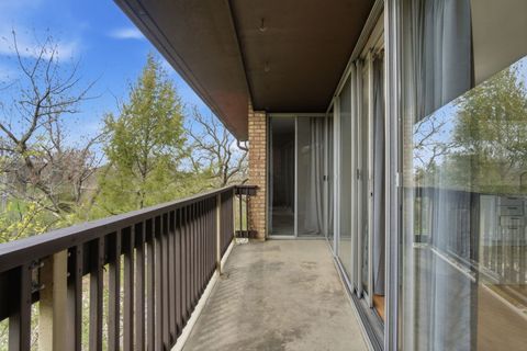 Tiny photo for 5500 Hillcrest Lane #4L, Lisle, IL 60532 (MLS # 12619463)