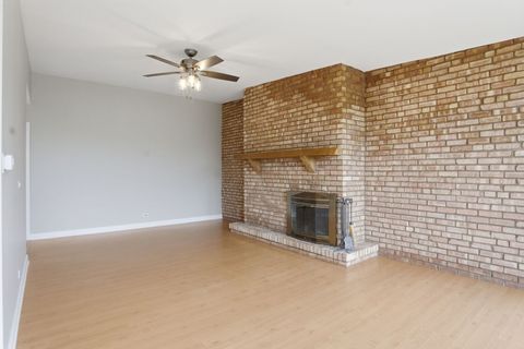 Tiny photo for 5500 Hillcrest Lane #4L, Lisle, IL 60532 (MLS # 12619463)