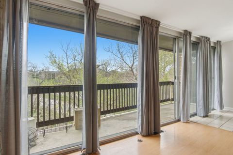 Tiny photo for 5500 Hillcrest Lane #4L, Lisle, IL 60532 (MLS # 12619463)