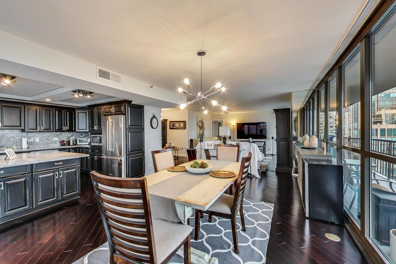 10 E Ontario Street 4801-02