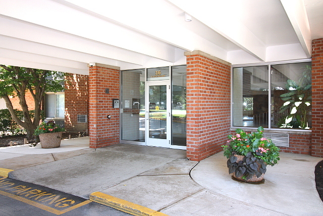 16 E Old Willow Road 405s