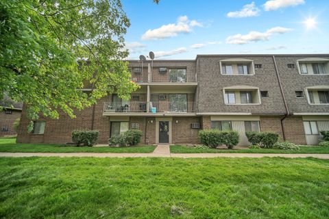 Tiny photo for 138 E Bailey Road #M, Naperville, IL 60565 (MLS # 12692730)