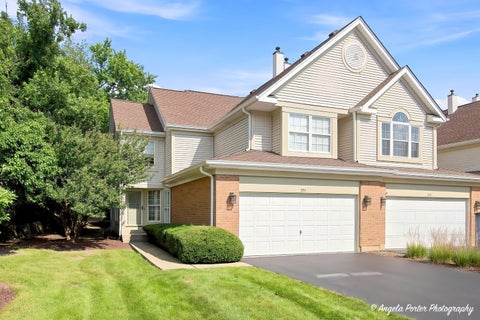 Tiny photo for 327 Cimarron Road #327, Lombard, IL 60148 (MLS # 12747512)
