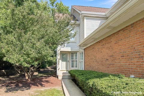 Tiny photo for 327 Cimarron Road #327, Lombard, IL 60148 (MLS # 12747512)